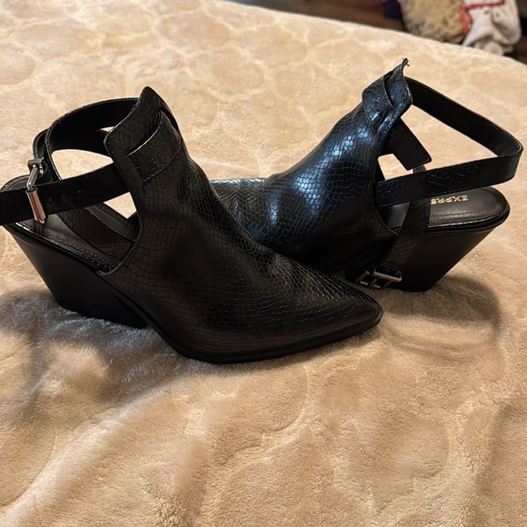EUC SNAKESKIN BLACK BOOTIES - Picture 7 of 7
